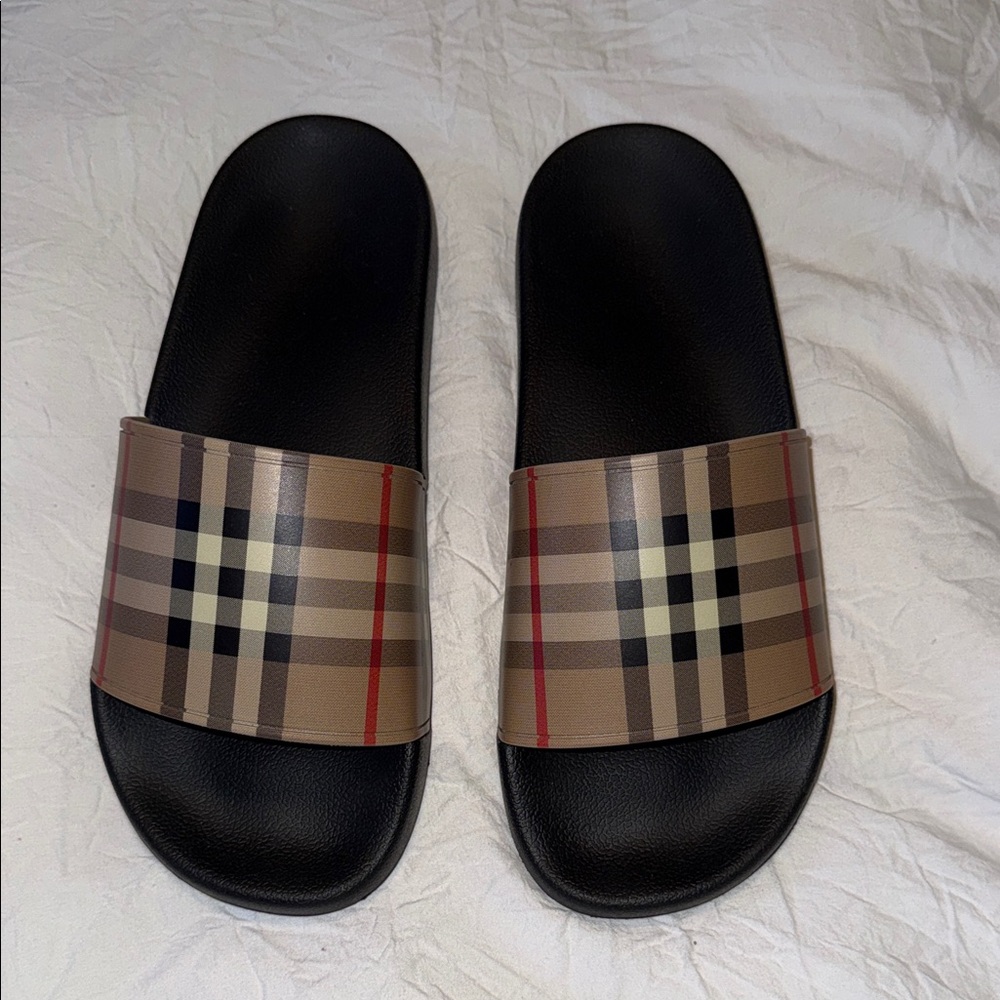 BRAND NEW! Burberry slides size 40.